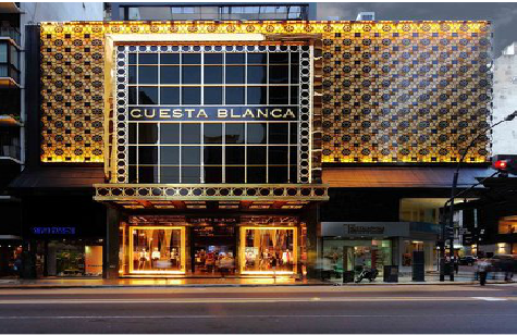 镇巴门头设计与商业空间的纽带。